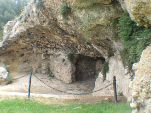 מערה חצויה בשטח גן הורדים שבירושלים | מערה הרוסה | גן וואהל לוורדים מערה חצויה בשטח גן הורדים שבירושלים | מערה הרוסה