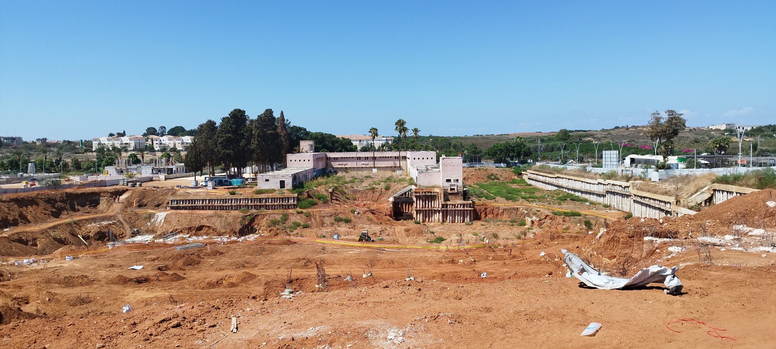 משטרת סרפנד אל חרב | מצודת טיגארט | דופן אחורית | עבודות פיתוח | הריסת אורוות הסוסים ומבנה השדירות | נס ציונה