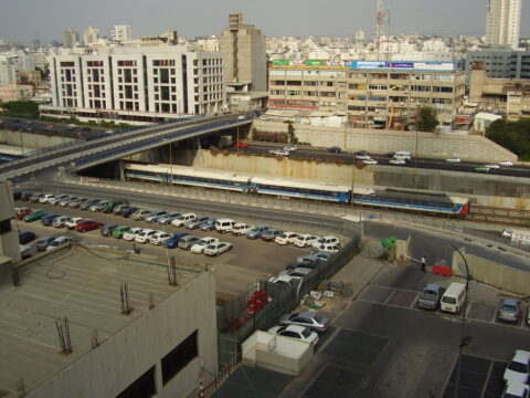קרונות רכבת יגוסלבים במסילה ליד נתיבי איילון | מגדלי עזריאלי | רכבת ישראל
