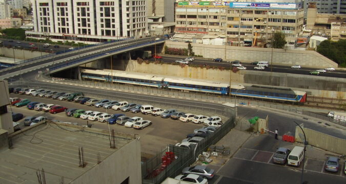 קרונות רכבת יגוסלבים במסילה ליד נתיבי איילון | מגדלי עזריאלי | רכבת ישראל