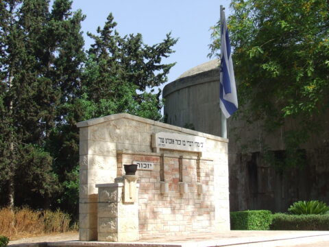 מעמד זכרון | יזכור | כי מדי דברים בו זכור אזכרנו עוד | בית קברות צבאי | באר טוביה מעמד זכרון | יזכור | כי מדי דברים בו זכור אזכרנו עוד | בית קברות צבאי | באר טוביה