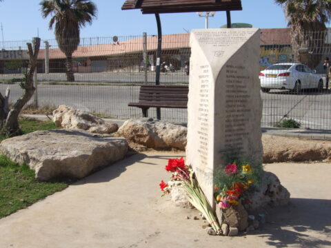 האנדרטה לנרצחי פיגוע הדולפינריום יפו תל אביב | 1.6.2001